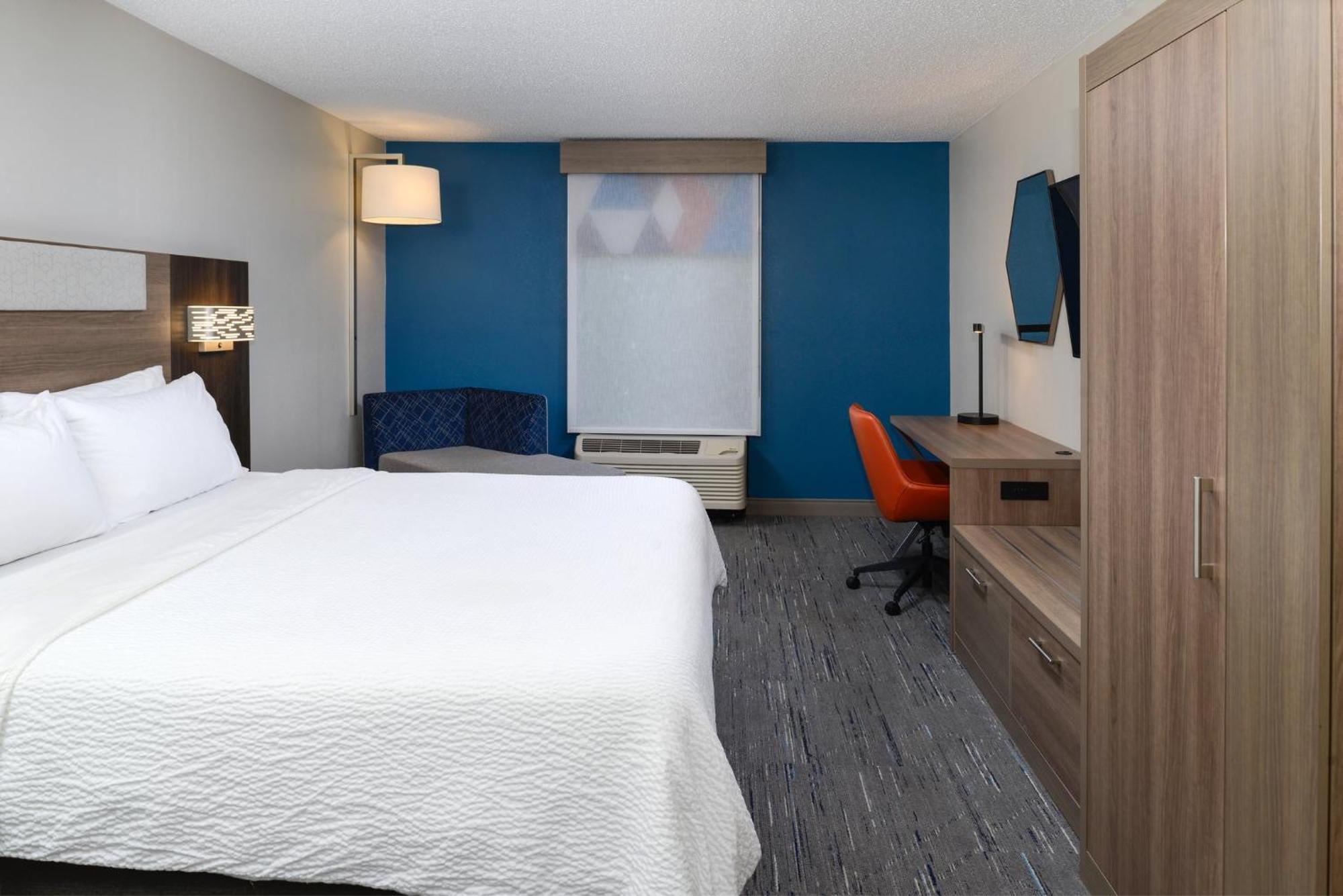 Express And By Ihg 2*