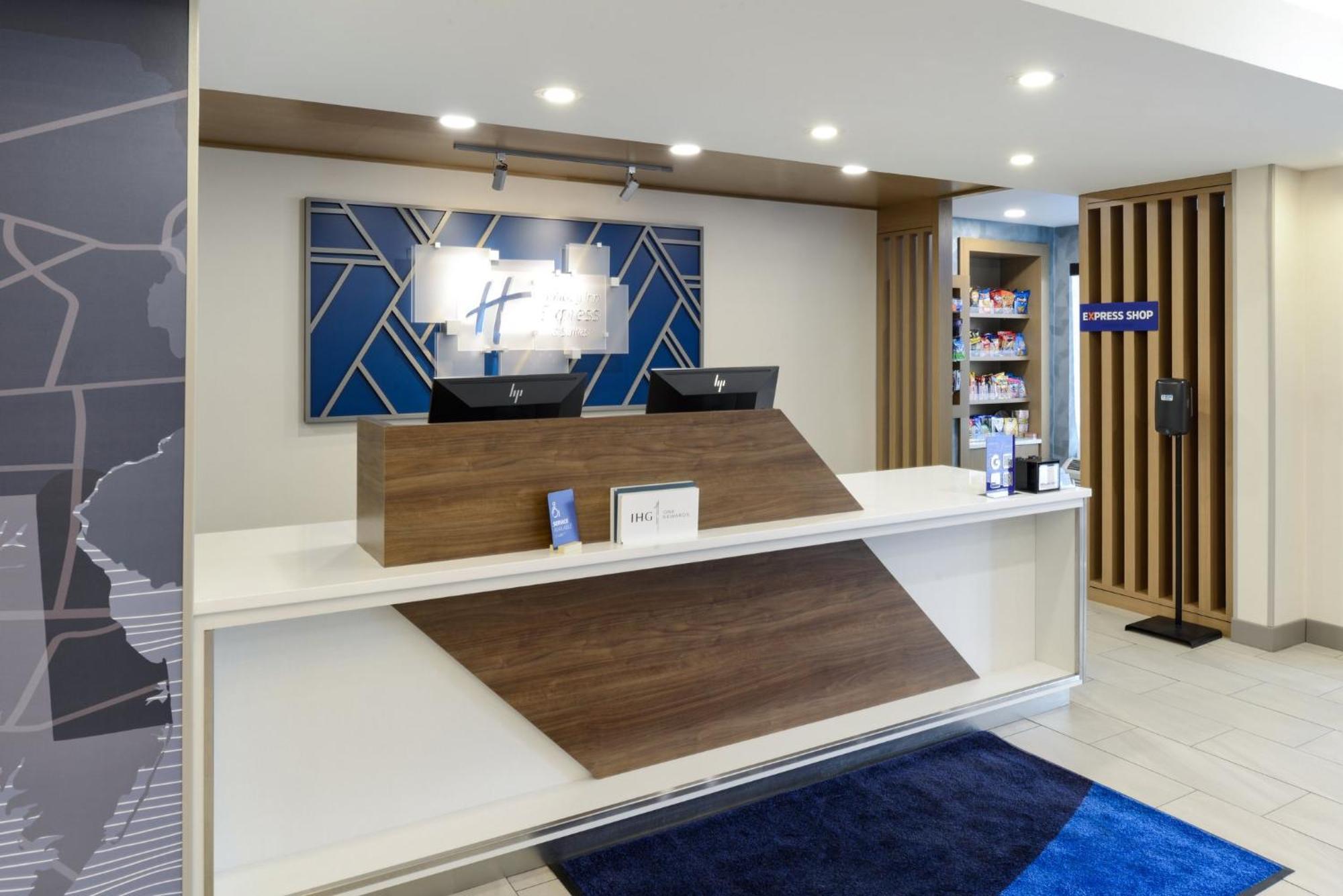 Express And By Ihg 2*